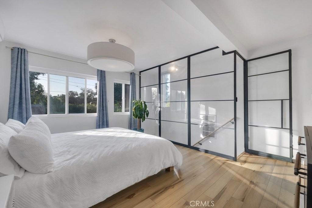 5727 Colbath Ave - Photo 6 of 44