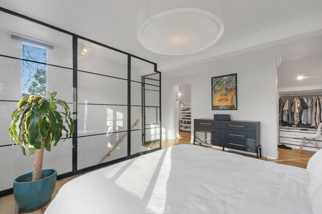 5727 Colbath Ave - Photo 7 of 44