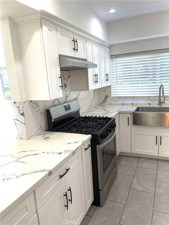 12913 Winthrop Ave - Photo 4 of 50