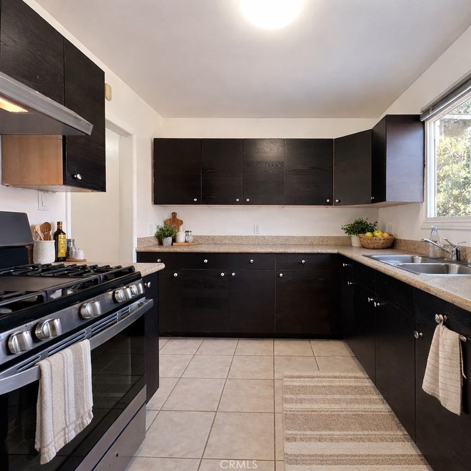 7452 Woodley Ave - Photo 7 of 20