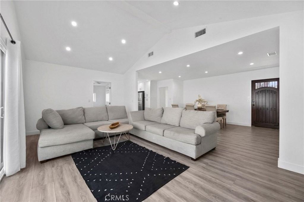 18015 Collins St - Photo 5 of 27