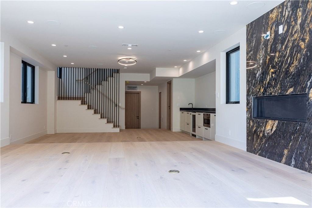 404 16th St - Photo 2 of 50