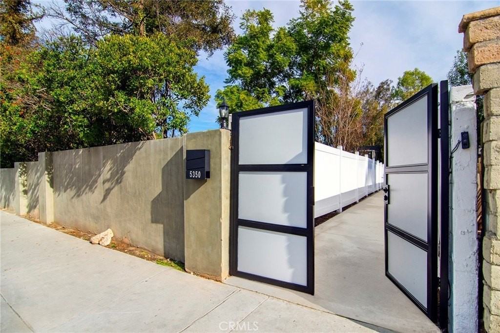 5352 Tampa Ave - Photo 2 of 18