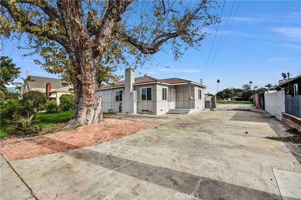 12811 Oaks Ave - Photo 3 of 32