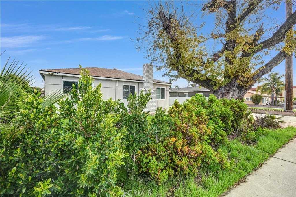 12811 Oaks Ave - Photo 4 of 32