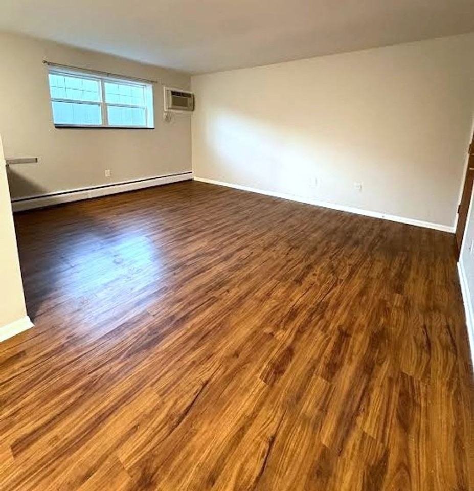 Mohawk Manor - Photo 2 of 21