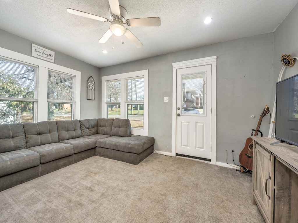 2701 N Locust St - Photo 3 of 14