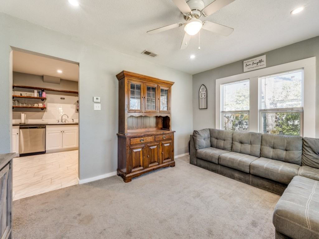 2701 N Locust St - Photo 4 of 14