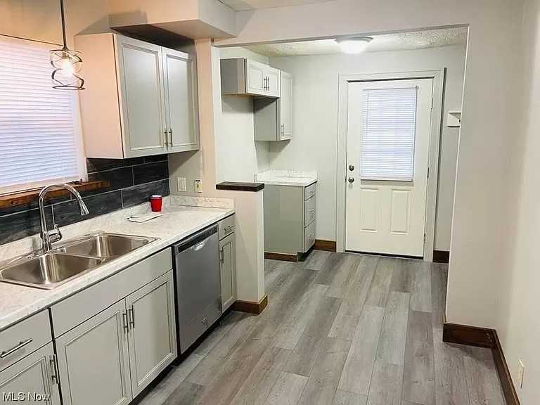 903 Clay St - Photo 7 of 10