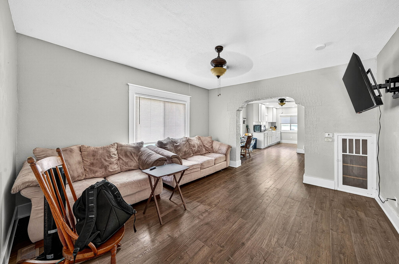 1303 Sorin St - Photo 5 of 25