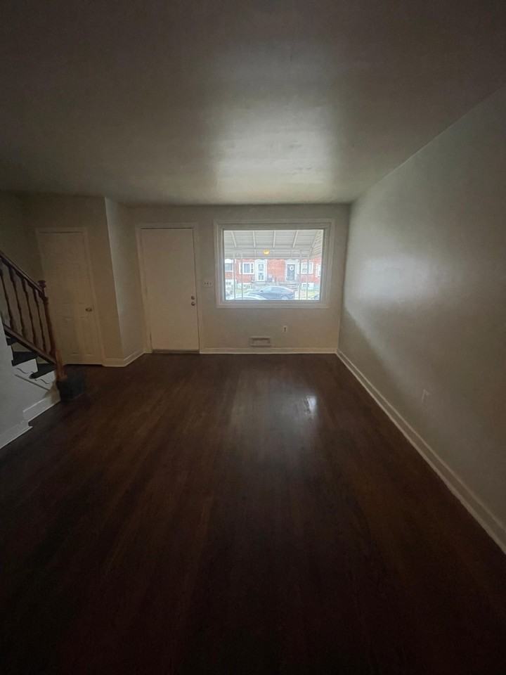 4908 Greencrest Rd - Photo 4 of 16