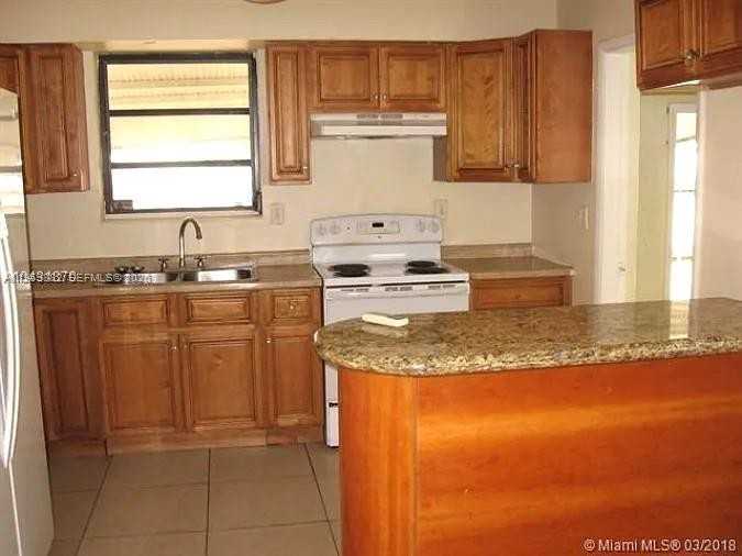 180 Ne 128th St - Photo 7 of 17