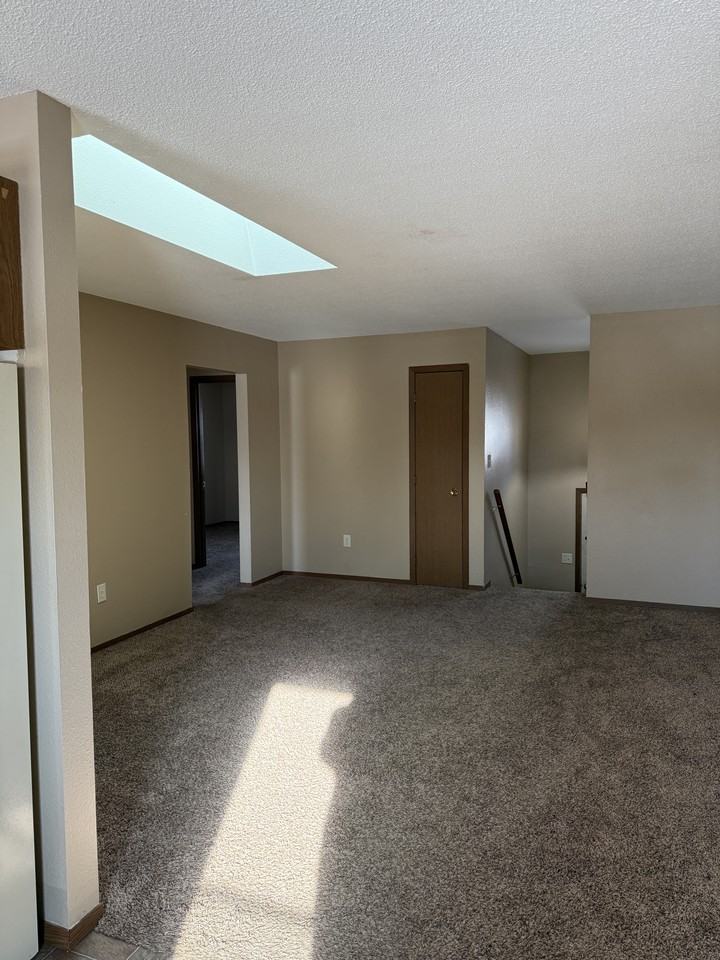 1006 Castlewood Dr - Photo 2 of 8