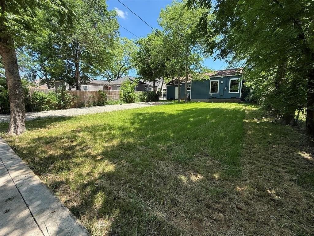 1715 Alaska Ave - Photo 4 of 23