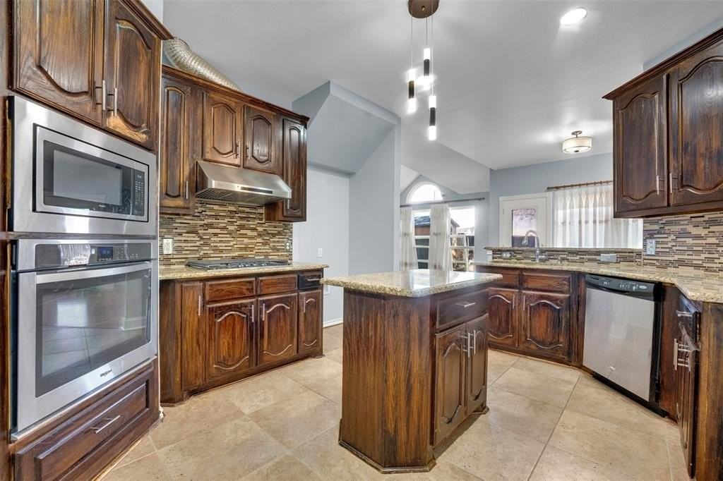 1653 Churchill Ln - Photo 3 of 28