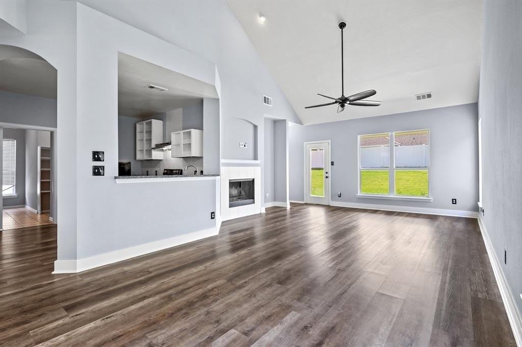 305 Creekside Dr - Photo 2 of 18