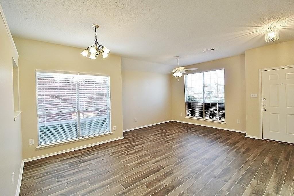 948 Applewood Dr - Photo 2 of 10