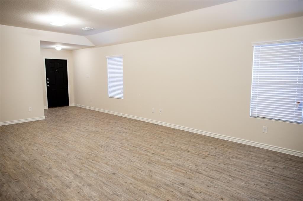 1404 S Cardinal Dr - Photo 5 of 11