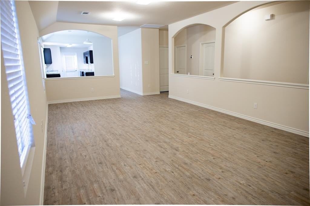 1404 S Cardinal Dr - Photo 6 of 11