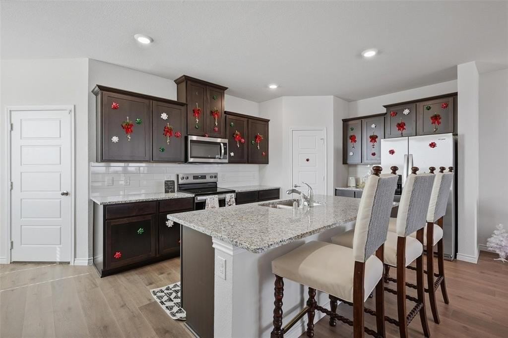 732 Thorncreek Dr - Photo 3 of 21