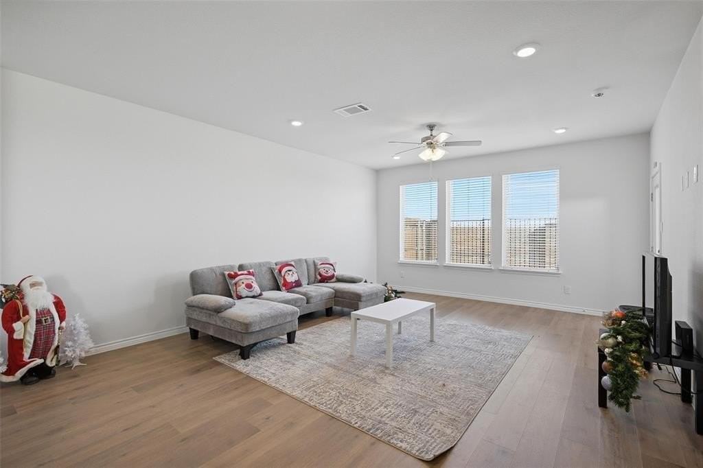 732 Thorncreek Dr - Photo 4 of 21