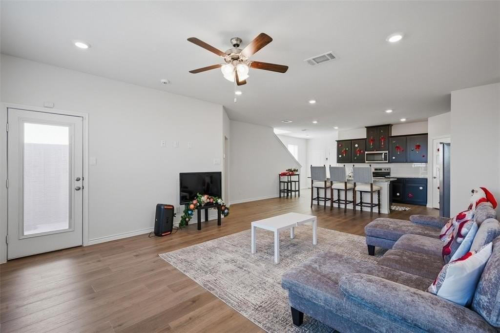 732 Thorncreek Dr - Photo 5 of 21