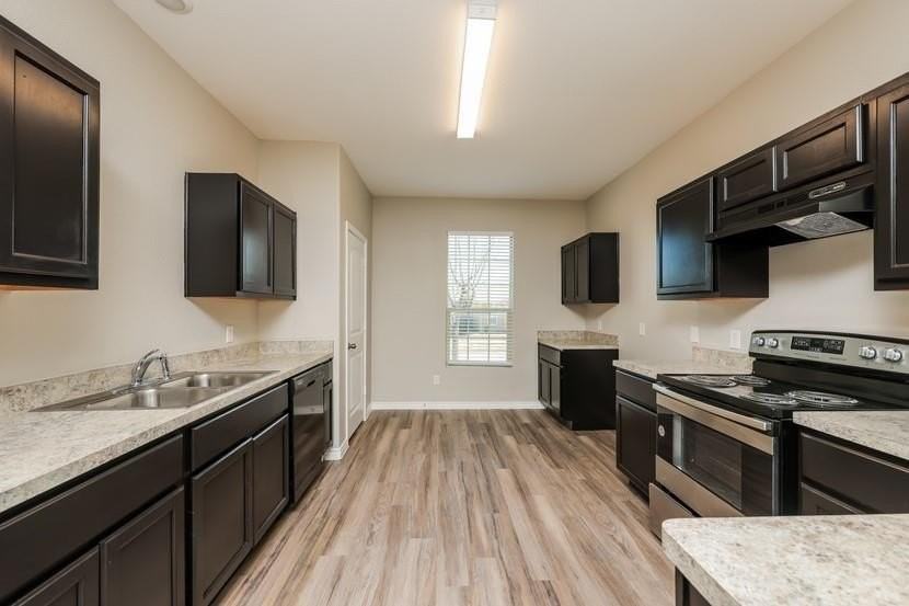 1923 Mosley Dr - Photo 3 of 14