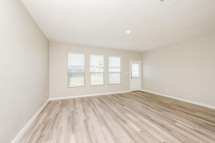 1923 Mosley Dr - Photo 5 of 14