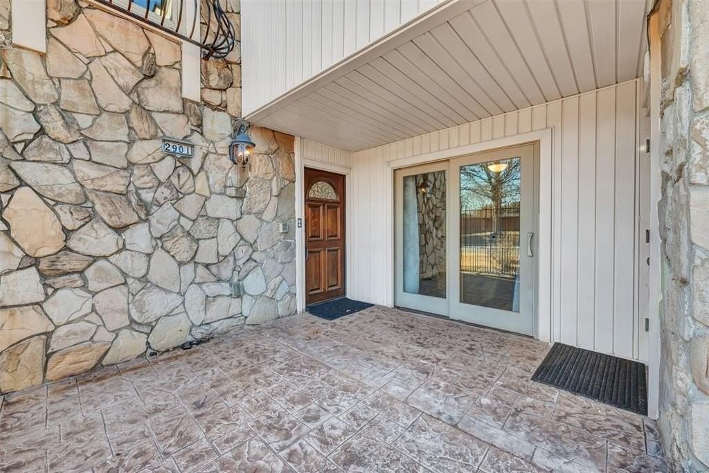 2901 Country Place Cir - Photo 2 of 30