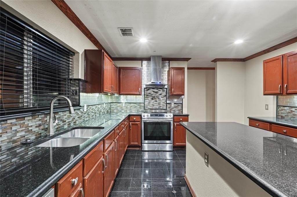 7201 Chambers Creek Ln - Photo 3 of 37