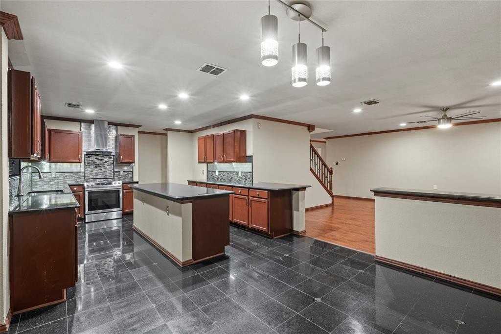 7201 Chambers Creek Ln - Photo 4 of 37