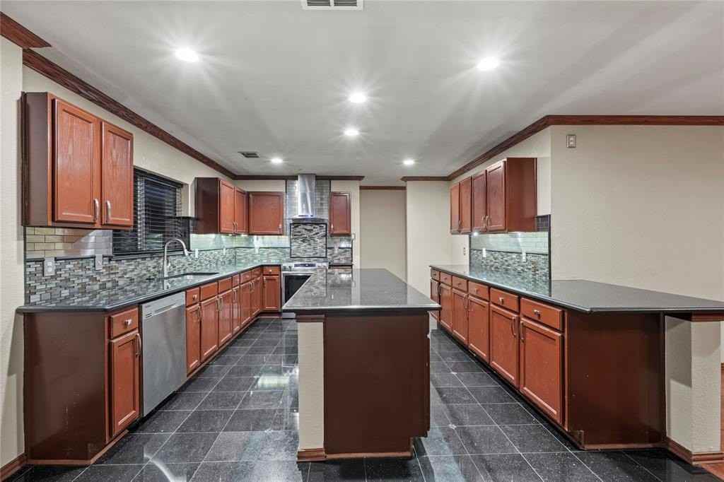 7201 Chambers Creek Ln - Photo 6 of 37