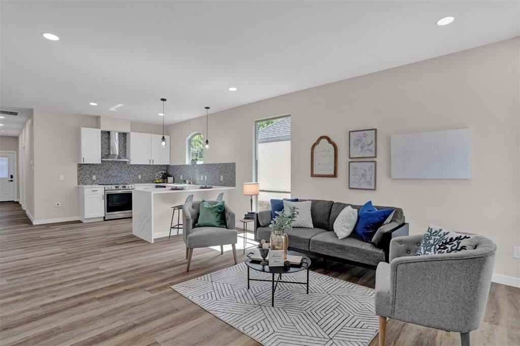 705 E Hanna St - Photo 4 of 25