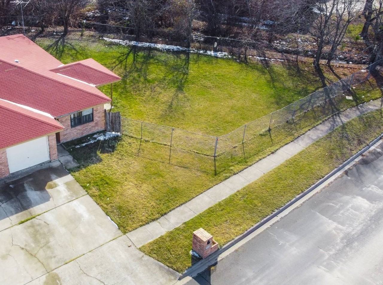 3708 Hereford Ln - Photo 3 of 20