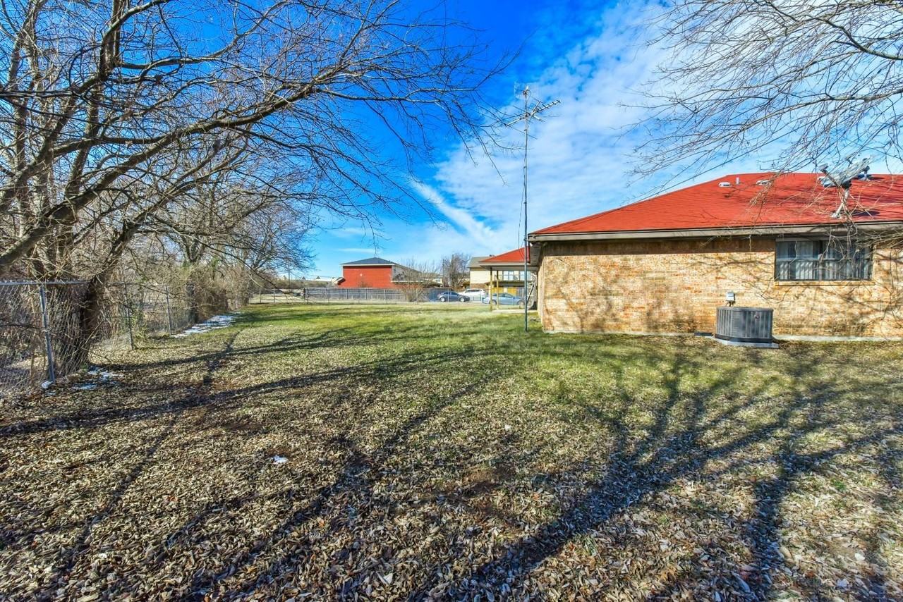 3708 Hereford Ln - Photo 6 of 20