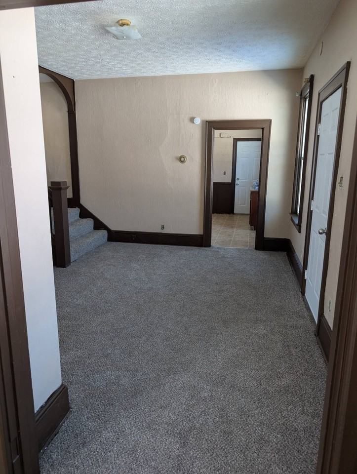 210 E Cambridge St - Photo 3 of 7