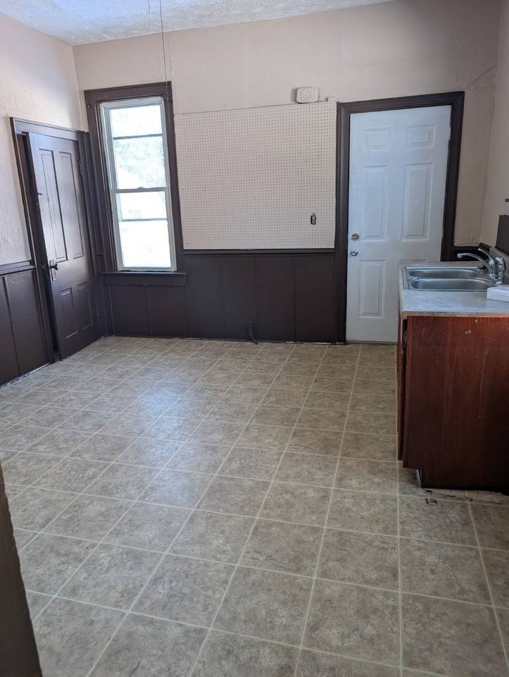 210 E Cambridge St - Photo 4 of 7