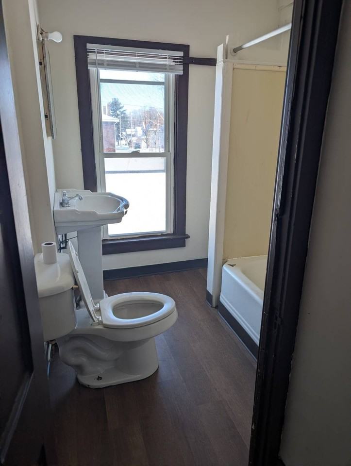 210 E Cambridge St - Photo 6 of 7