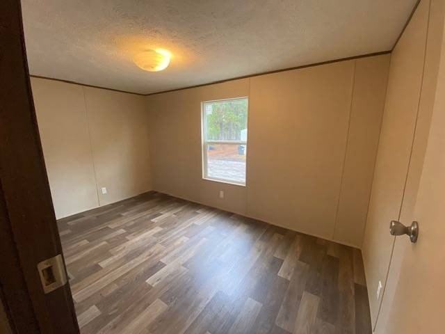 1037 Victoria St - Photo 5 of 8