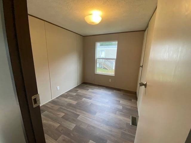 1037 Victoria St - Photo 6 of 8