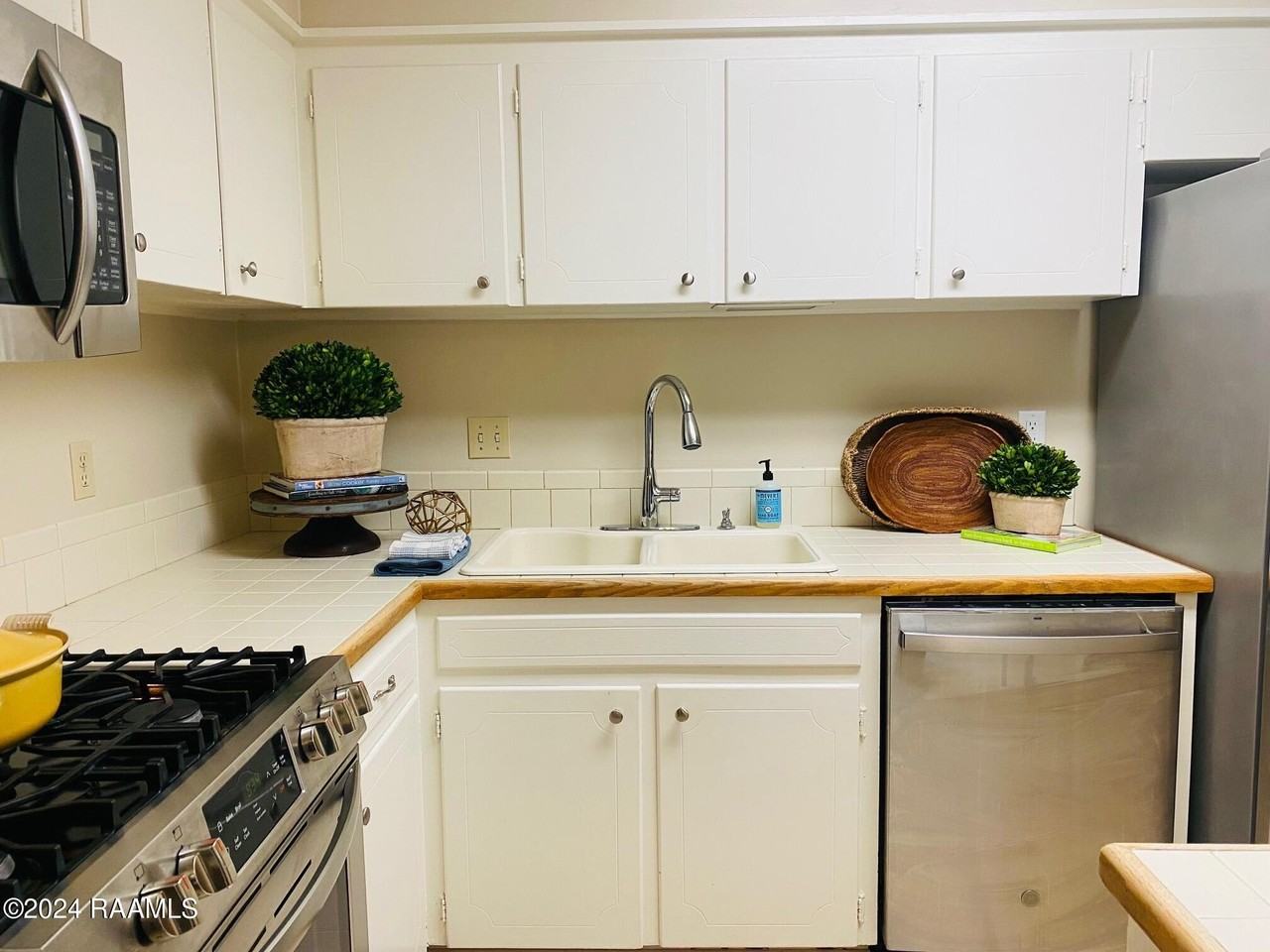 130 S Southlawn Dr - Photo 3 of 10