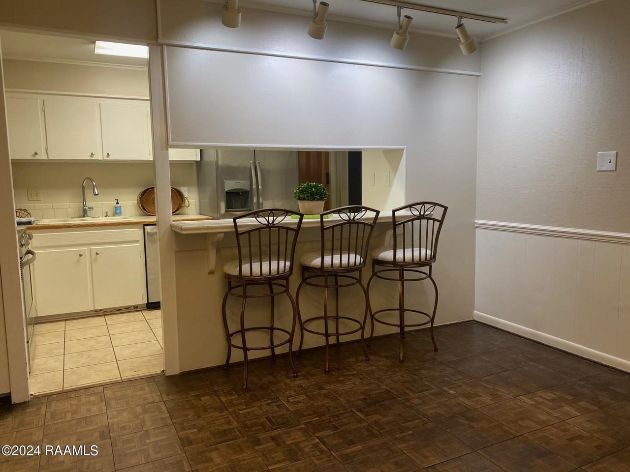 130 S Southlawn Dr - Photo 4 of 10