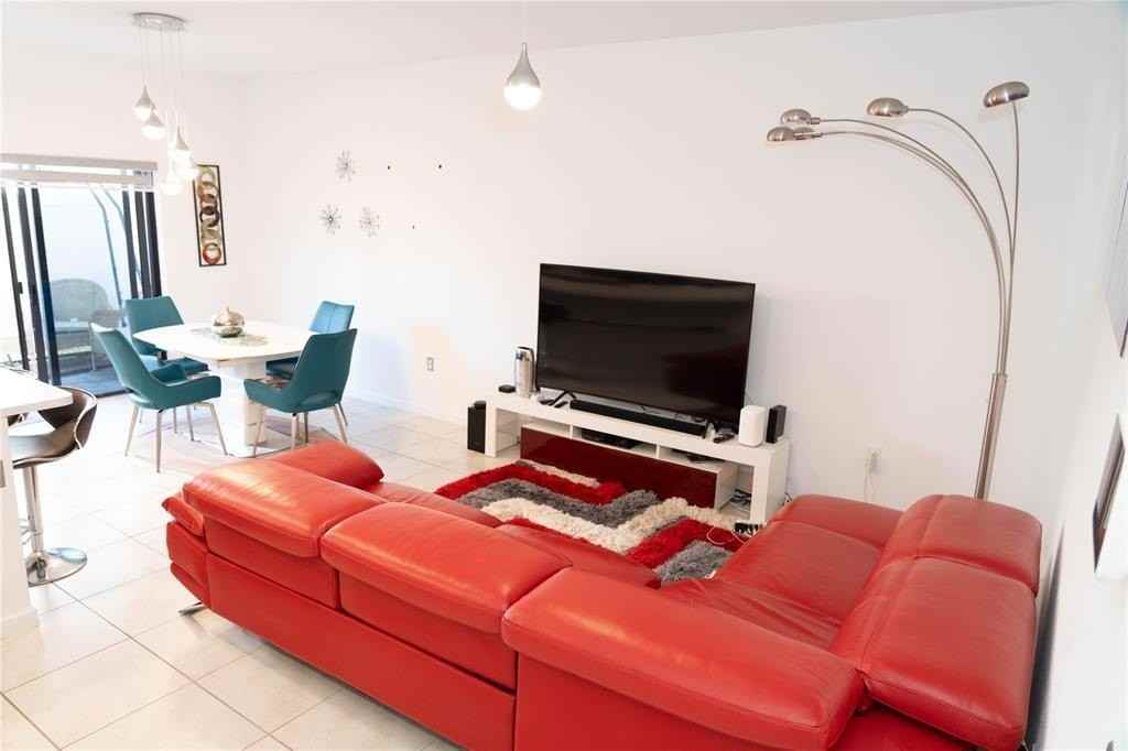 1176 Sw 7th Ct - Photo 4 of 32