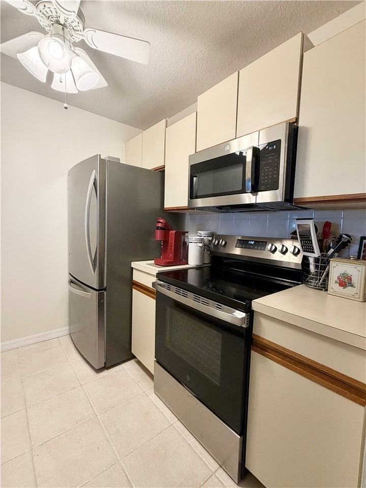 3 Plantation Dr Apt 102 #102 - Photo 7 of 25