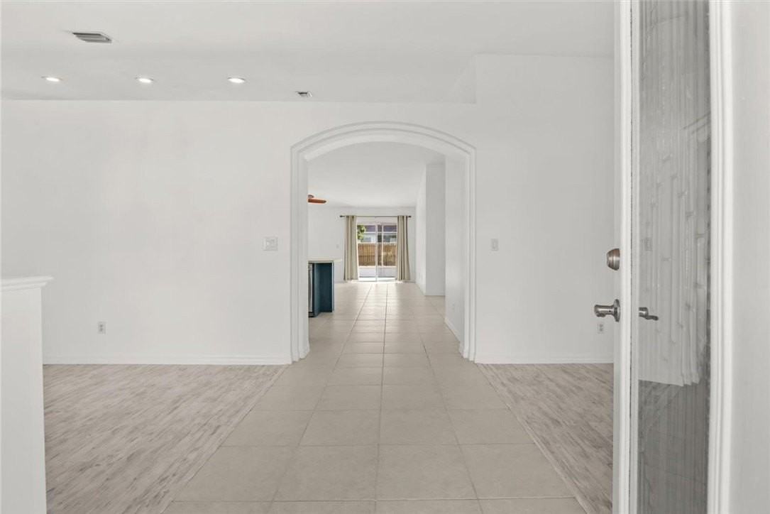 742 46th Sq - Photo 4 of 36