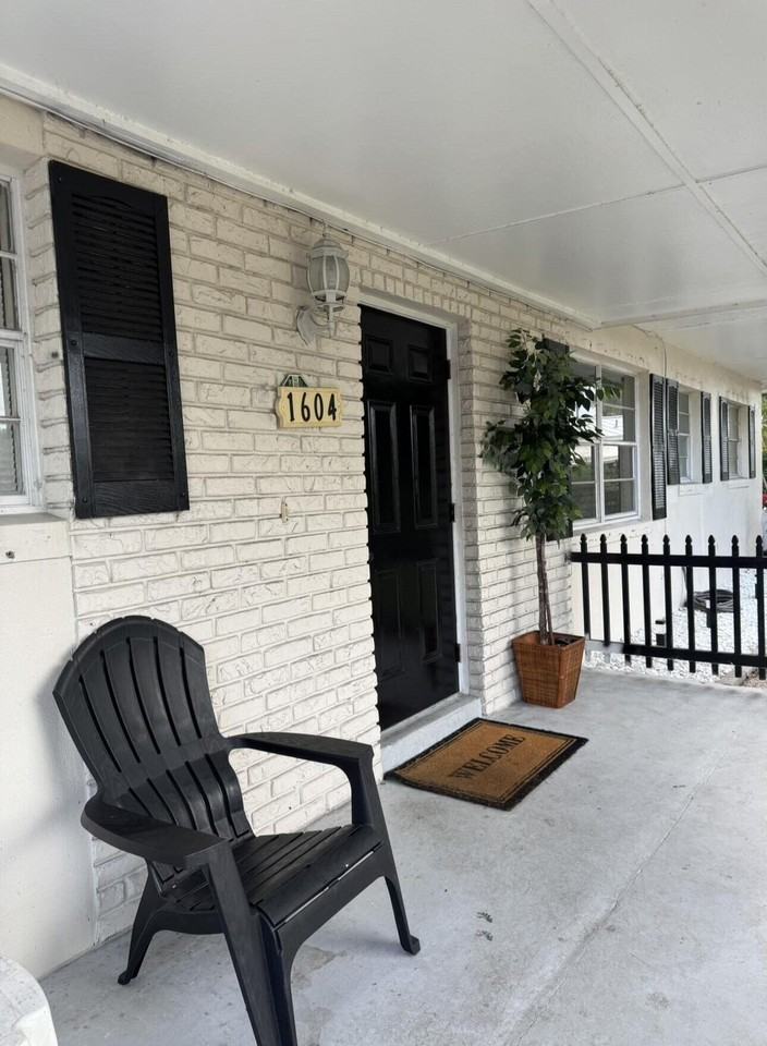 1604 Se Apache Ave - Photo 2 of 11