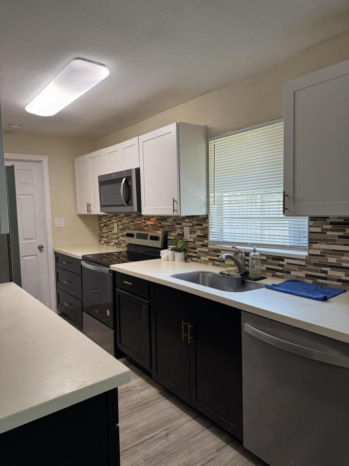 1604 Se Apache Ave - Photo 3 of 11