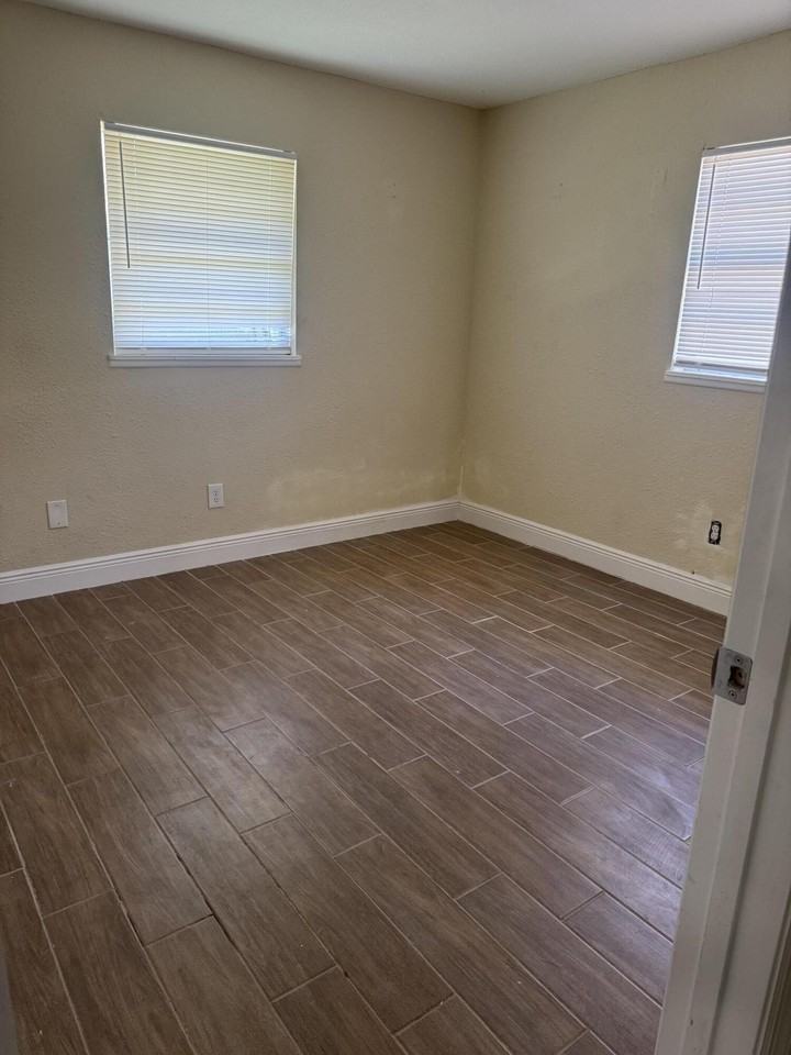 1604 Se Apache Ave - Photo 5 of 11