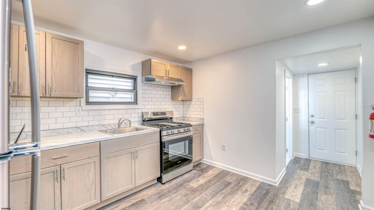 2637 Arctic Ave - Photo 5 of 15