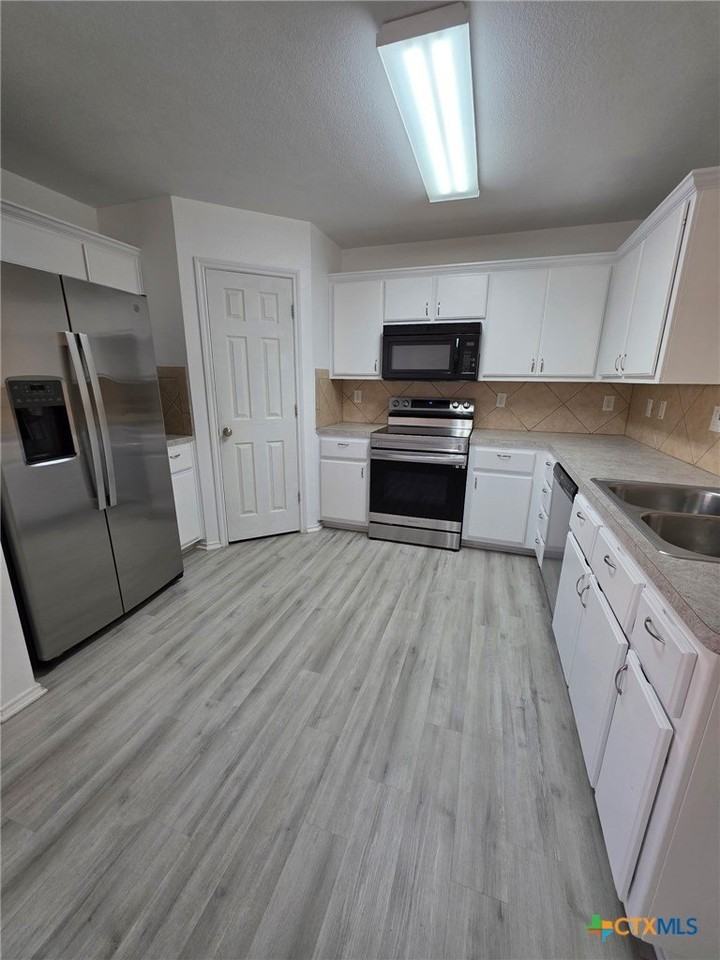 1121 Dixon Cir - Photo 3 of 29